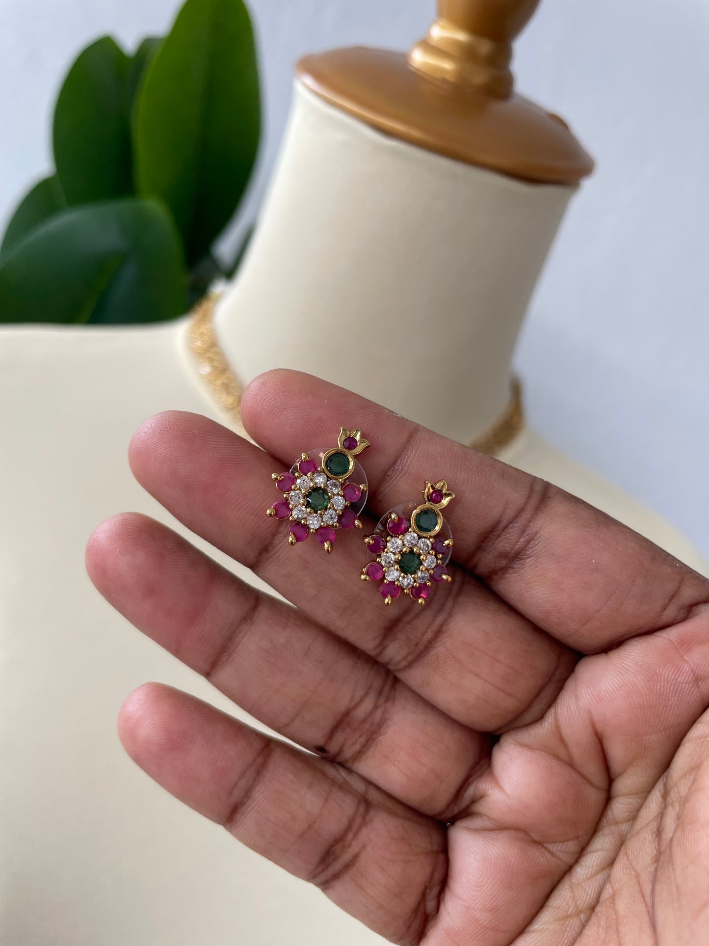 Sleek Ad Multi-Stone Necklace Set