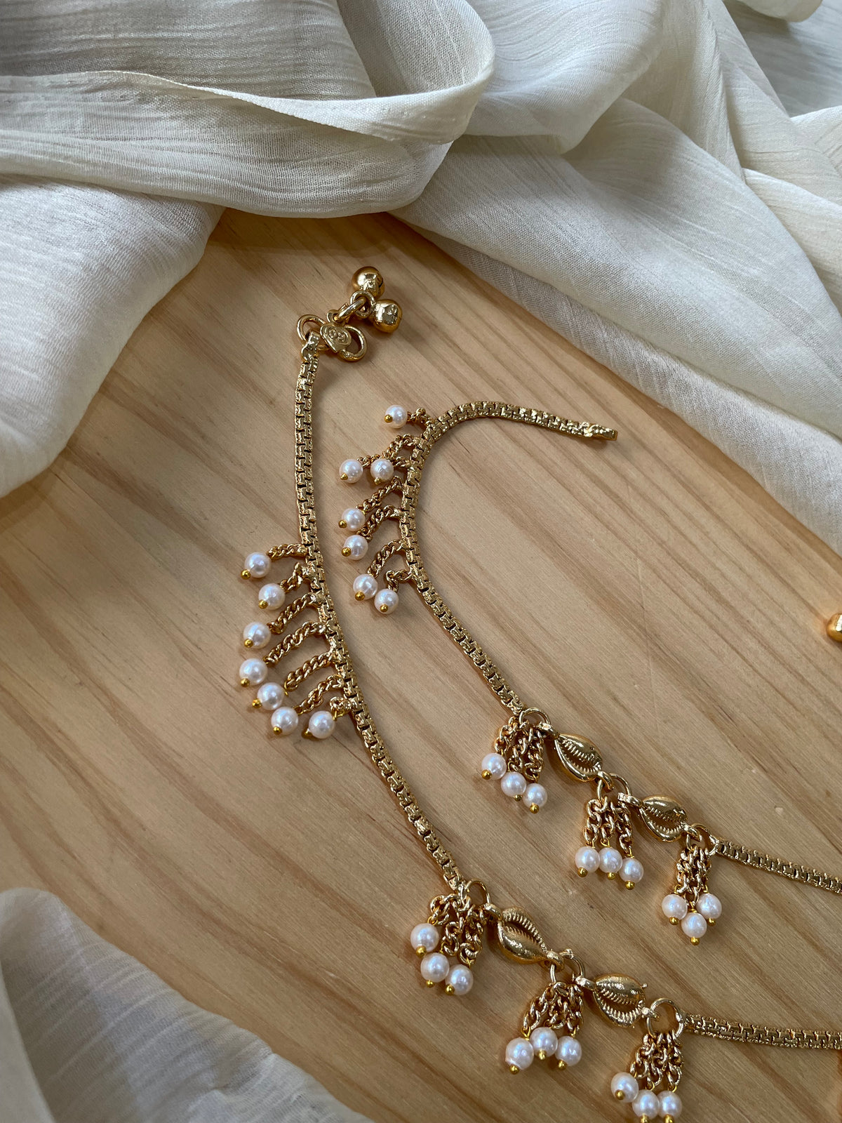 Gold-toned Pearl Dangle Anklet with Shell Charm