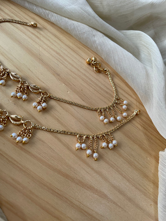 Gold-toned Pearl Dangle Anklet with Shell Charm