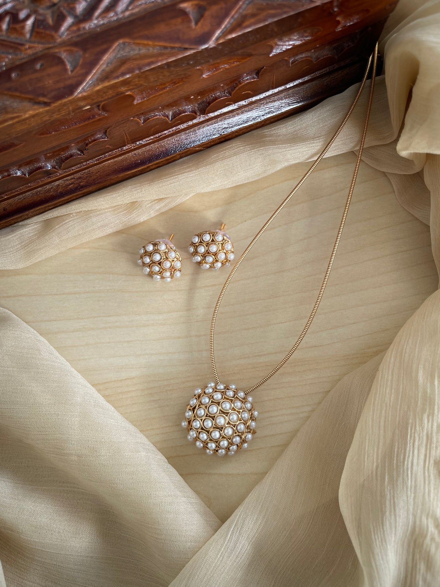 Aabha Orb Necklace Set (Pearl)